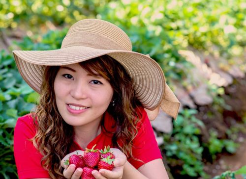 Frau mit Erdbeeren